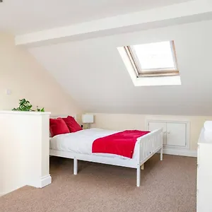 2 Bed Terraced House With Loft In Stratford London