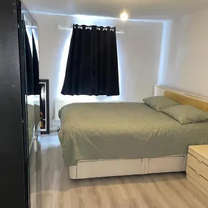 With Share Bathroom Near Train Line London